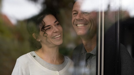 Glad par kigger ud af vindue