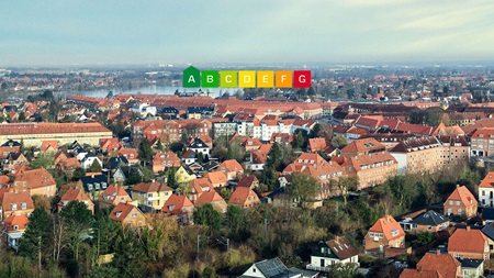 Hulmursisolering, energiruder eller varmepumpe? Er du i tvivl om hvilken løsning, der er bedst, når du skal energiforbedre din bolig? Så kan vi via vores samarbejdspartnere hjælpe dig med at komme fra tanke til handling. Og når først du har lagt en plan, kan vi hjælpe dig med et attraktivt boliglån til dine energiforbedringer.