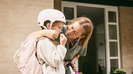 Billede af en lille pige der bager