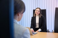 gennemgang af risikoprofil med kvindelig investeringsrådgiver