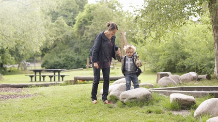 Mor og søn leger i naturen