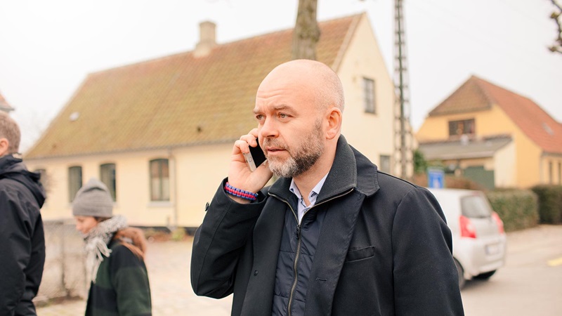 Man talking at the phone while walking on the street