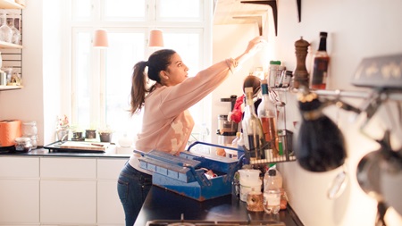 Kvinde måler op på væg